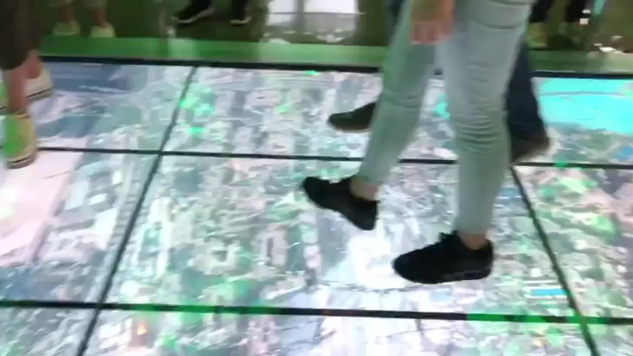 Interactive glass-cracking floor